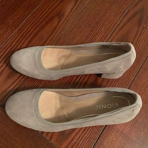 NWOT Vionic grey pumps